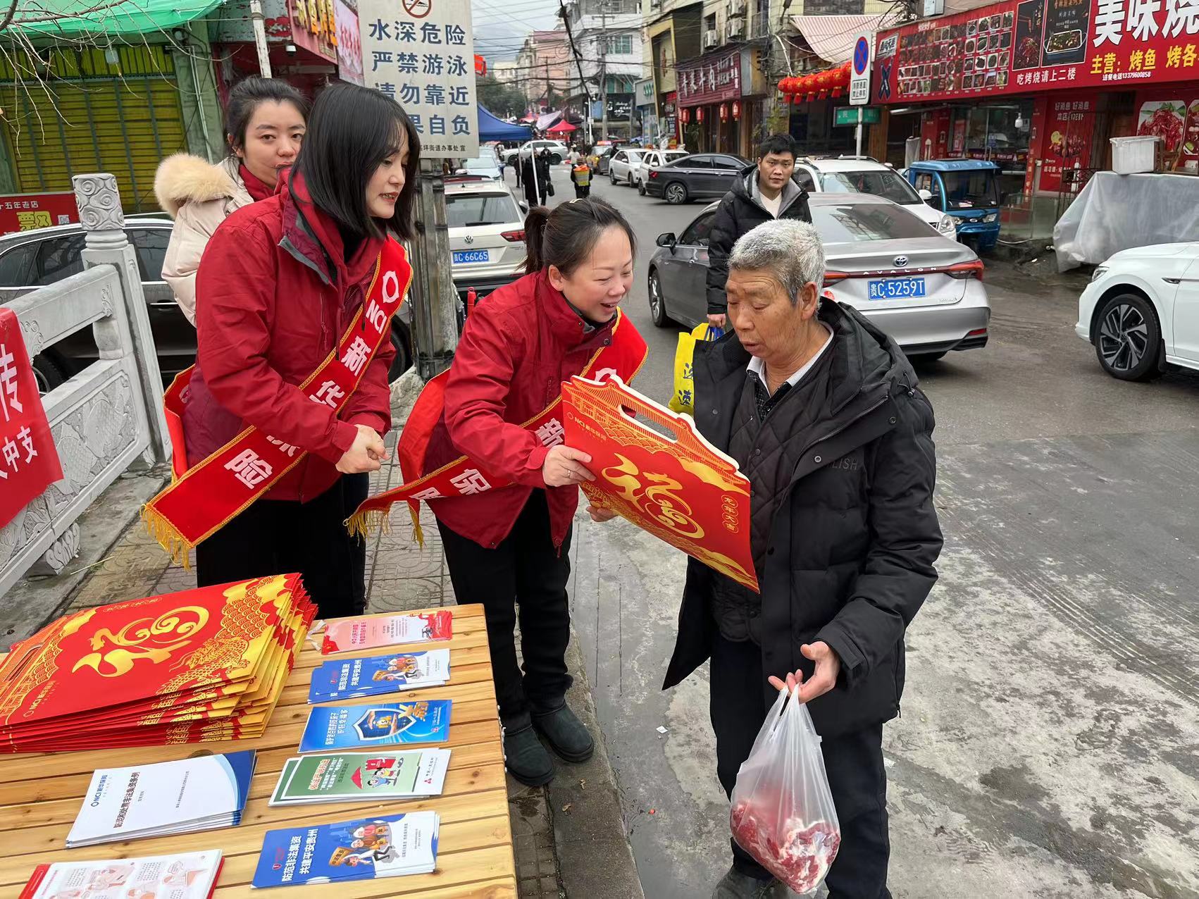 新华人寿农民工返乡宣传活动图片1.jpg