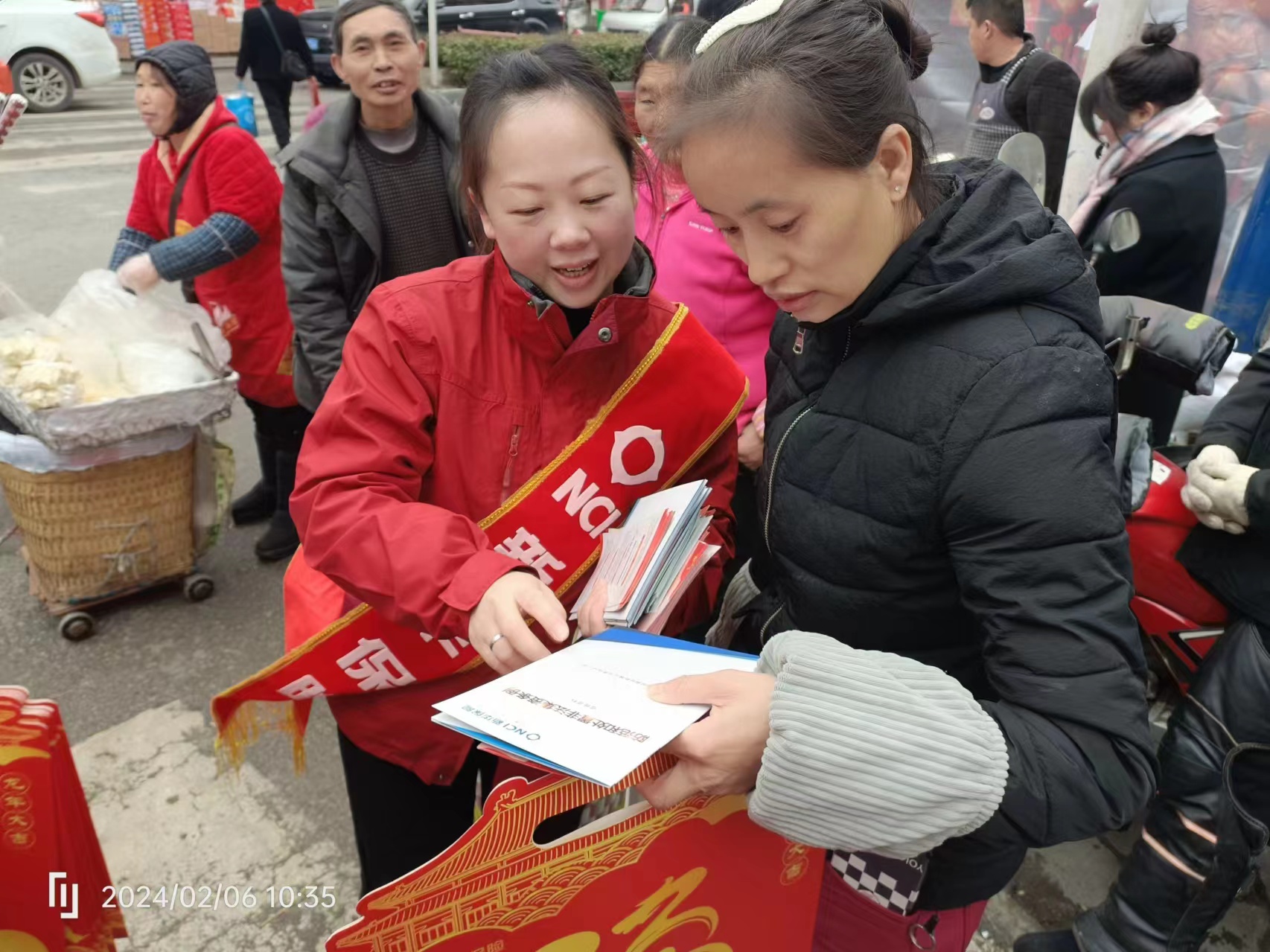 新华人寿农民工返乡宣传活动图片4.jpg