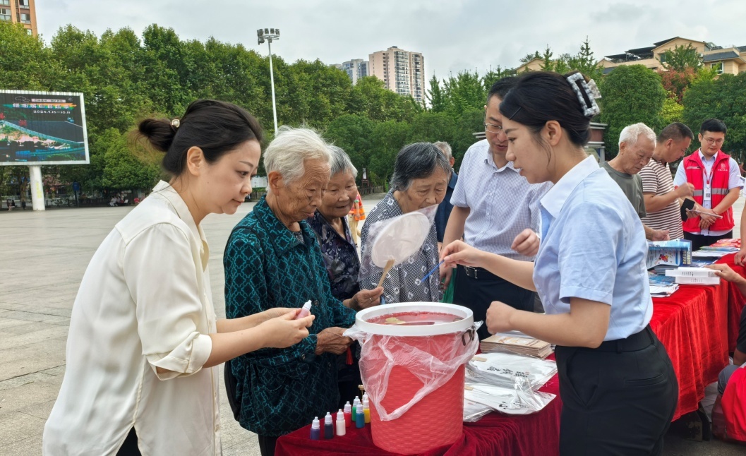 人保财险为群众送知识图片2.jpg