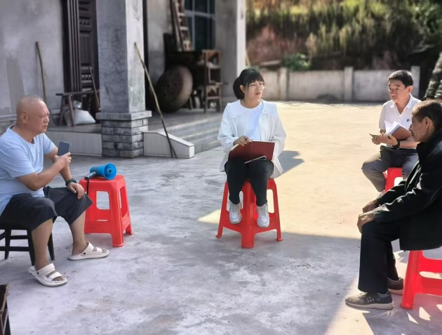 “中国人寿送金融进村寨活动图片1.jpg“
