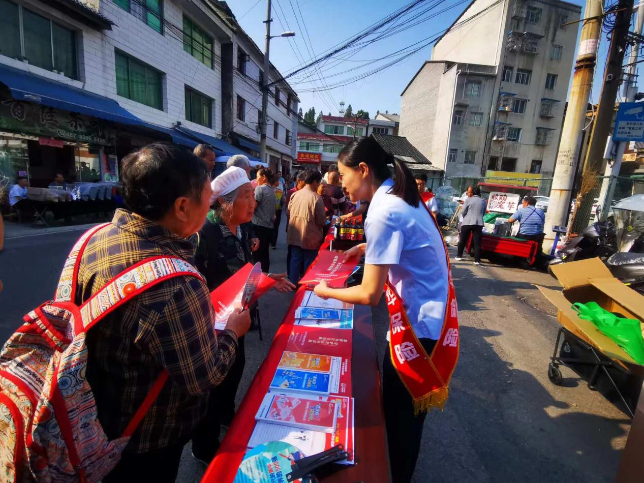 新华人寿赶大集图片3.jpg